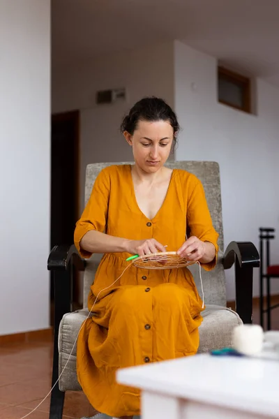 Woman Making Dream Catcher Threads Home Decor Making Handmade Amulet — Foto Stock