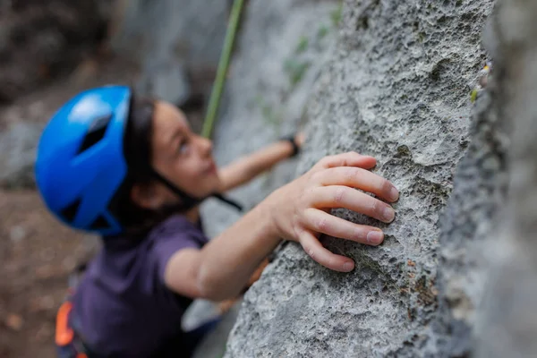 Kaya Tırmanışçısının Eli Yakın Çekim Mavi Koruyucu Kasklı Çocuk Kaya — Stok fotoğraf