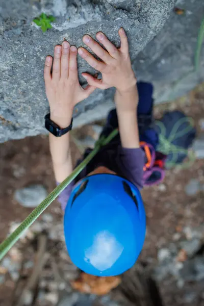 Niño Escalador Roca Casco Protector Azul Supera Ruta Las Montañas — Foto de Stock