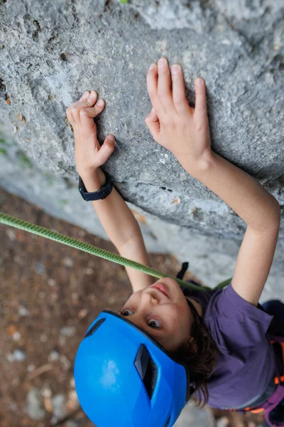 Ein Bergsteiger Mit Blauem Schutzhelm Bewältigt Die Route Den Bergen — Stockfoto
