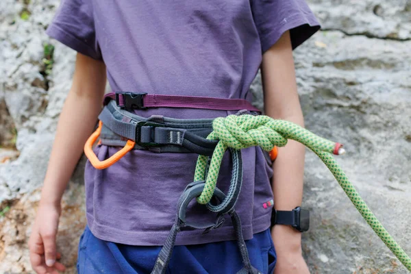 Rapaz Alpinista Está Contra Pano Fundo Uma Rocha Esportes Infantis — Fotografia de Stock