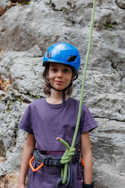 Rapaz Alpinista Está Contra Pano Fundo Uma Rocha Esportes Infantis — Fotografia de Stock