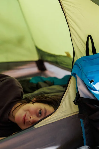 家族の休暇と旅行 楽しい少年はテントの中にいる 子供と一緒に旅行する 森をハイキングしてテントの中で生活しています 冒険と休暇のコンセプト — ストック写真