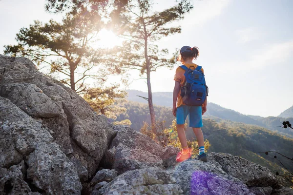 旅行中の子供 バックパック付きの観光客は山道に沿って行く ハイキングや健康的なライフスタイルです 子供たちとの冒険の休日 — ストック写真
