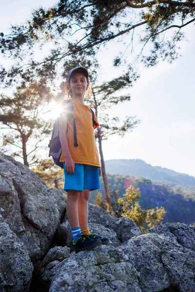 Reisendes Kind Ein Tourist Mit Rucksack Steht Auf Einem Bergpfad — Stockfoto