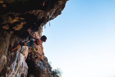 Kız kaya tırmanışçısı kayaya tırmanır. spor ve macera.