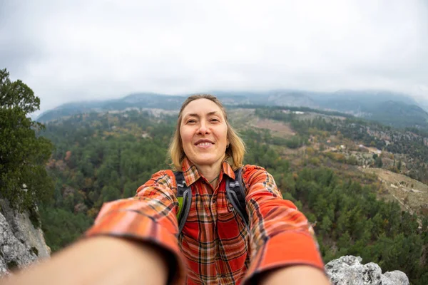 Selfie Una Mujer Fondo Una Zona Rocosa Montañosa Chica Sonríe — Foto de Stock