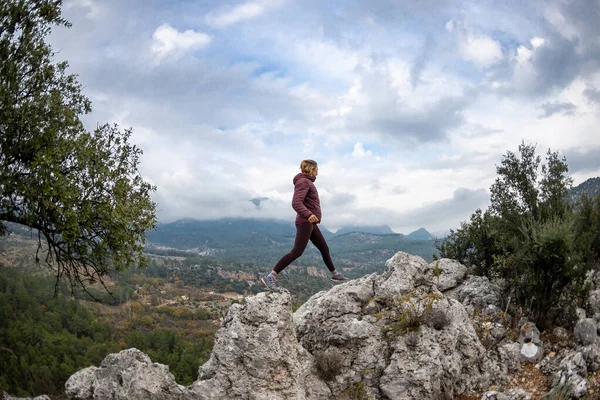 Succesvolle Vrouwelijke Wandelaar Wandelen Een Bergtop Reis Wandelconcept — Stockfoto