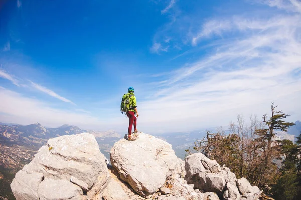 Ορειβάτης Σακίδιο Και Κράνος Στέκεται Στην Κορυφή Του Βουνού Κορίτσι — Φωτογραφία Αρχείου
