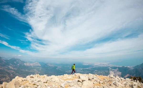 Alpinista Vai Longo Cume Rochoso Rapariga Subir Nas Montanhas Conceito — Fotografia de Stock