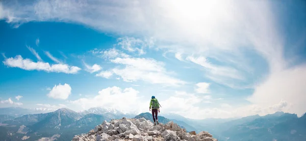 Альпініст Стоїть Вершині Гори Дівочий Альпініст Шоломі Горами Рюкзаків Концепція — стокове фото