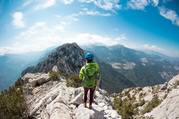 Bergsteiger Geht Den Felsigen Grat Entlang Mädchen Beim Klettern Den — Stockfoto