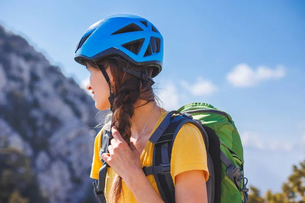 Женщина Альпинистка Рюкзаком Шлемом Наслаждается Удивительным Видом Горы Перед Восхождением — стоковое фото