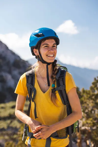 Mulher Alpinista Com Mochila Capacete Goza Uma Vista Incrível Montanha — Fotografia de Stock