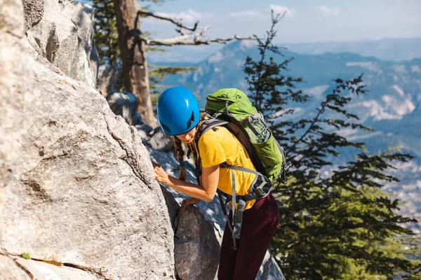Mujer Escaladora Con Una Mochila Casco Las Montañas Concepto Aventura — Foto de Stock