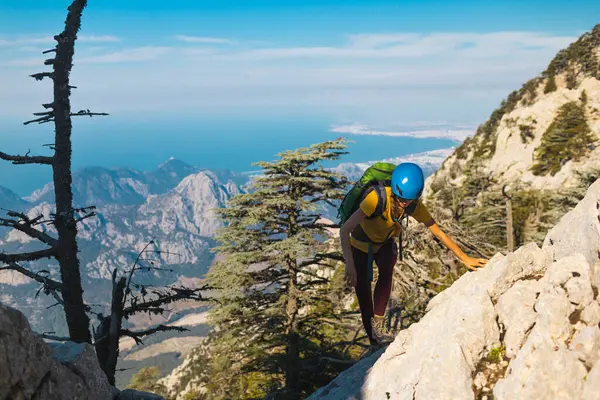 여자는 배낭을 산에서 헬멧을 등산을 등산이라는 개념입니다 가방을 — 스톡 사진