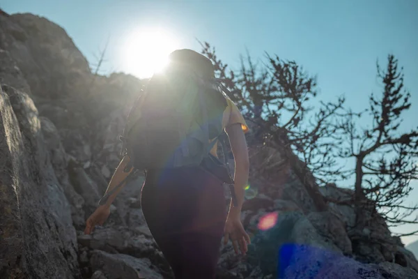 Альпинист Идет Вдоль Скалистого Хребта Девушка Лазающая Горам Концепция Приключений — стоковое фото