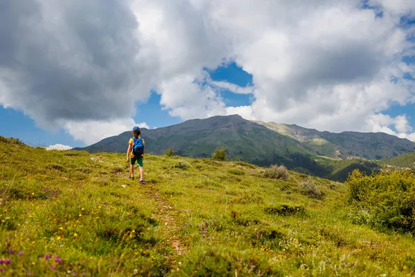 그림같은 산에서 배낭을 하이킹 보이는 풍경을 여행자 — 스톡 사진