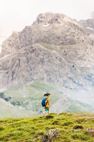 그림같은 산에서 배낭을 하이킹 보이는 풍경을 여행자 — 스톡 사진