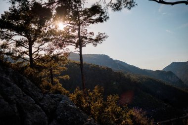 Gün batımında güzel Türk dağları, pitoresk doğa, batan güneş ışınları, Türkiye seyahati