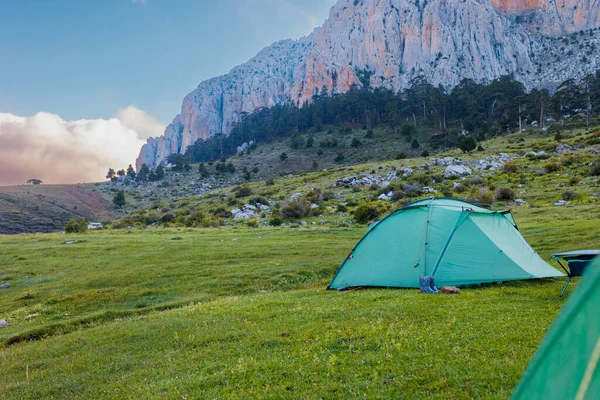 Tende Campeggio Verdi Trovano Prato Verde Con Bellissime Montagne Sullo — Foto Stock