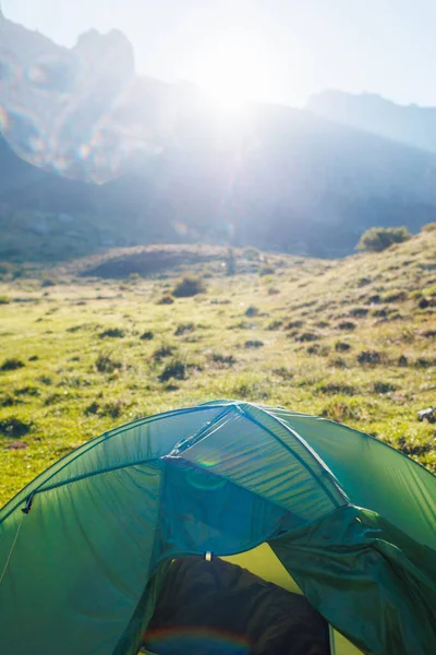 Green Camping Tent Stands Green Meadow Beautiful Mountains Background Spending — Stock Photo, Image