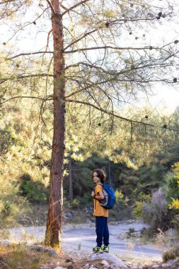 Çocuk seyahat ediyor. Yürüyüşe çıkmış sırt çantalı bir çocuk. etkin hafta sonu.