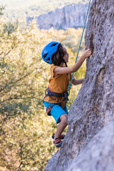 Rapaz Alpinista Criança Treina Escalada Esportes Natureza — Fotografia de Stock