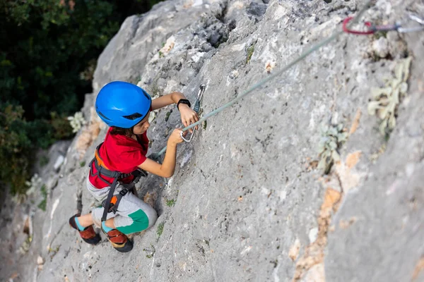 Hegymászó Fiú Gyerek Hegymászásban Tanul Sport Természetben — Stock Fotó
