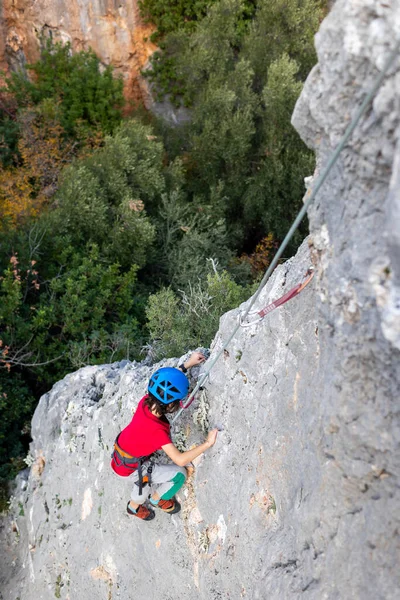 Climber Boy Child Trains Rock Climbing Sports Nature — Stock Photo, Image