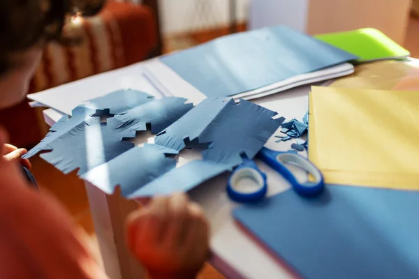 Çocuk Renkli Kağıttan Bir Kar Tanesi Yapıyor Çocuk Mavi Kağıttan — Stok fotoğraf