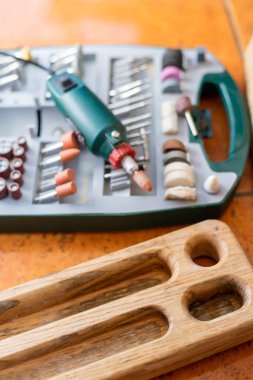 Elektrikli bir aletin yanına işleyip işlemek için aksesuarlarla dolu bir kutu. hobi ve yaratıcılık.