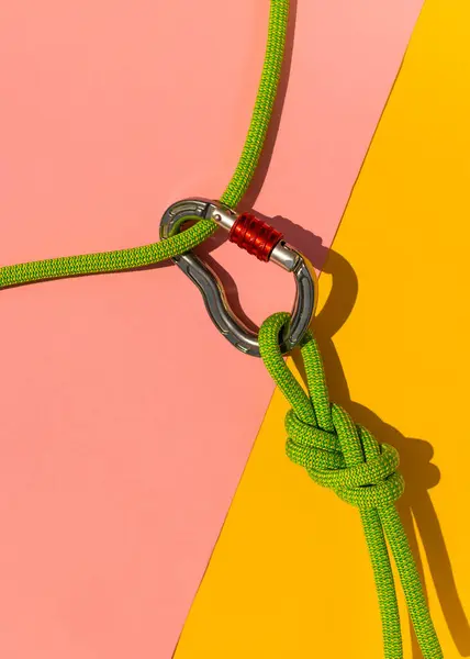 Mosquetón Con Una Cuerda Encuentra Sobre Fondo Color Equipamiento Para — Foto de Stock