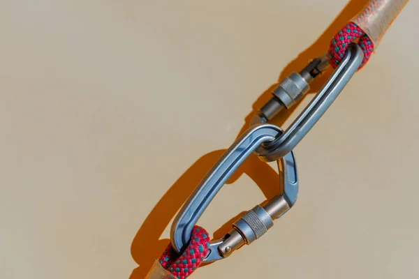 Confiabilidade Segurança Mosquetão Com Corda Equipamento Para Escalada Alpinismo Corda — Fotografia de Stock