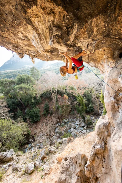 Young Rock Climber Overhanging Cliff Climber Climbs Rock Girl Engaged — Foto de Stock