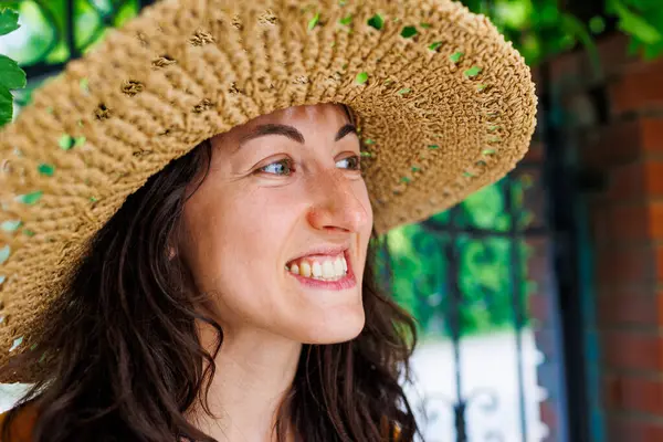 Una Niña Sonriente Con Sombrero Paja Encuentra Cerca Una Pared —  Fotos de Stock