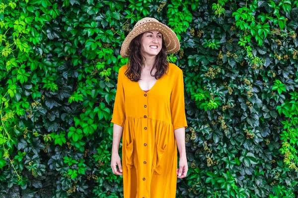 Niña Sombrero Vestido Amarillo Encuentra Contra Una Pared Con Arbustos —  Fotos de Stock