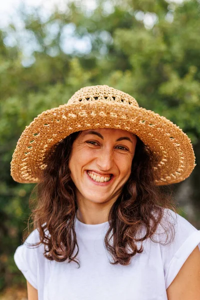 Retrato Una Joven Morena Feliz Con Sombrero Paja Chica Sonríe — Foto de Stock
