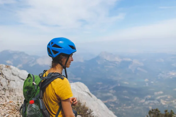 가방을 헬멧을 등산을 갑니다 오르는 등산이라는 개념입니다 가방을 오르다 — 스톡 사진