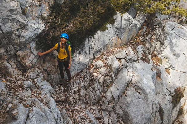 Αναρριχητής Σακίδιο Και Κράνος Πηγαίνει Κατά Μήκος Ενός Ορεινού Μονοπατιού — Φωτογραφία Αρχείου