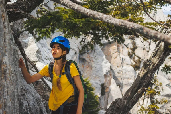 Dağcı Kayalık Tepe Boyunca Gider Dağlara Tırmanan Bir Kız Macera — Stok fotoğraf