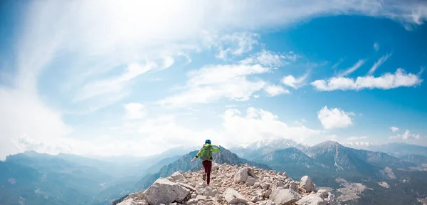 Alpinista Fica Topo Montanha Menina Alpinista Capacete Com Uma Mochila — Fotografia de Stock