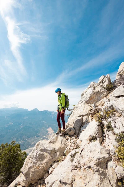 Női Hegymászó Hátizsákkal Sisakkal Hegyekben Kaland Hegymászás Koncepció Túrázni Egy — Stock Fotó