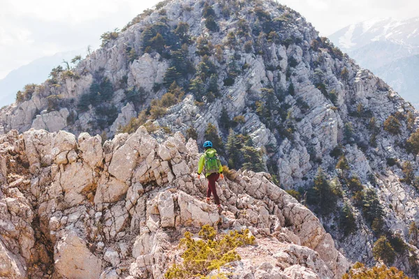 Csodálatos Táj Hegyvonulattal Egy Turista Hátizsákkal Előtérben Hegymászás Hegymászás Kaland — Stock Fotó