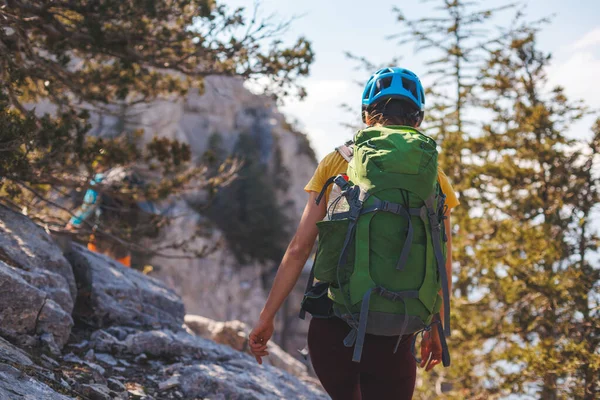 Climber Backpack Helmet Goes Mountain Path Mountains Girl Climber Mountains — Stock Photo, Image