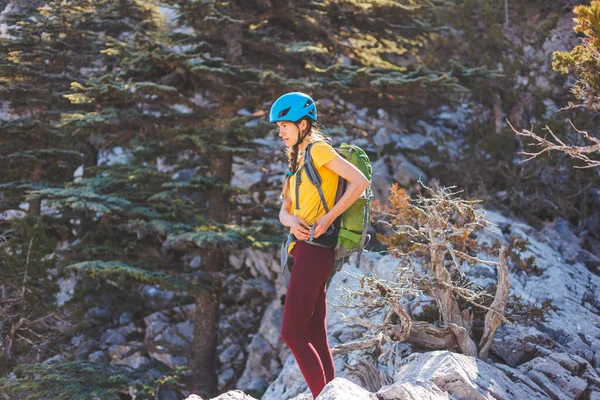 Dağcı Kayalık Tepe Boyunca Gider Dağlara Tırmanan Bir Kız Macera — Stok fotoğraf