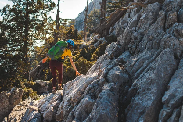 Wspinaczka Plecakiem Hełmem Idzie Ścieżką Górską Górach Dziewczyna Wspinaczka Górach — Zdjęcie stockowe