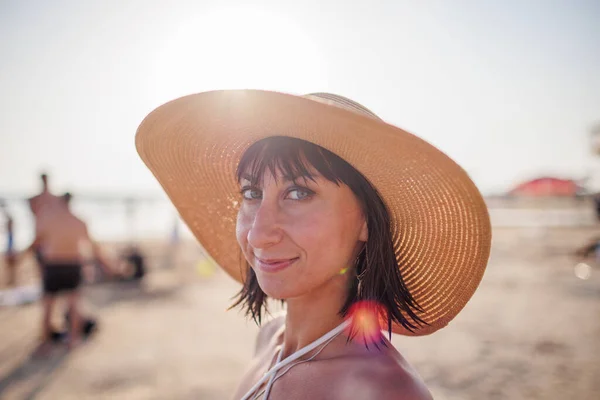 Porträtt Glad Ung Kvinna Sommarmössa Med Ett Stort Brätte Stranden — Stockfoto