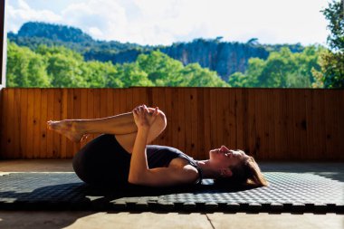 Yogacı kadın. Genç kız yoga yapıyor. Yoga yapıyor. Yoga sınıfında egzersiz yapan bir kız. Etkin yaşam biçimi.