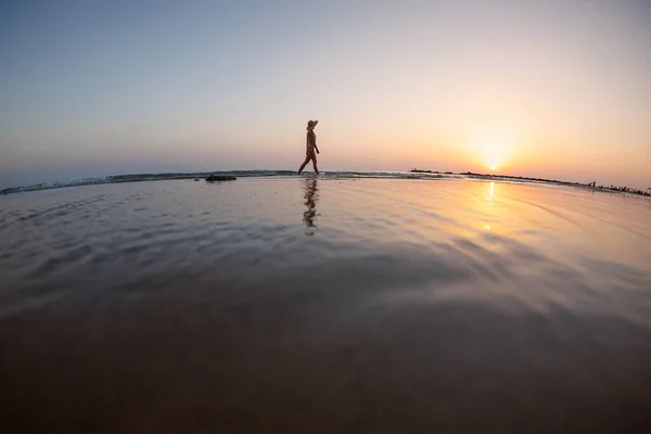 Σιλουέτα Μιας Γυναίκας Που Περπατούσε Κατά Μήκος Της Παραλίας Πνευματικός — Φωτογραφία Αρχείου